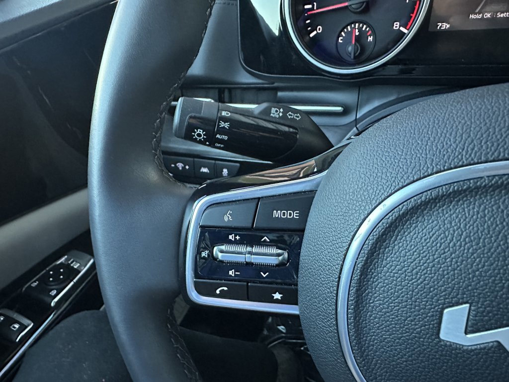 Used 2024 Kia Carnival EX image 19