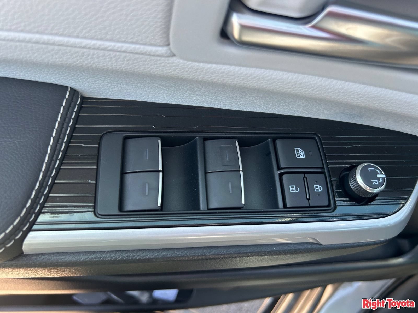 New 2026 Toyota Sienna XSE AWD/4WD image 18