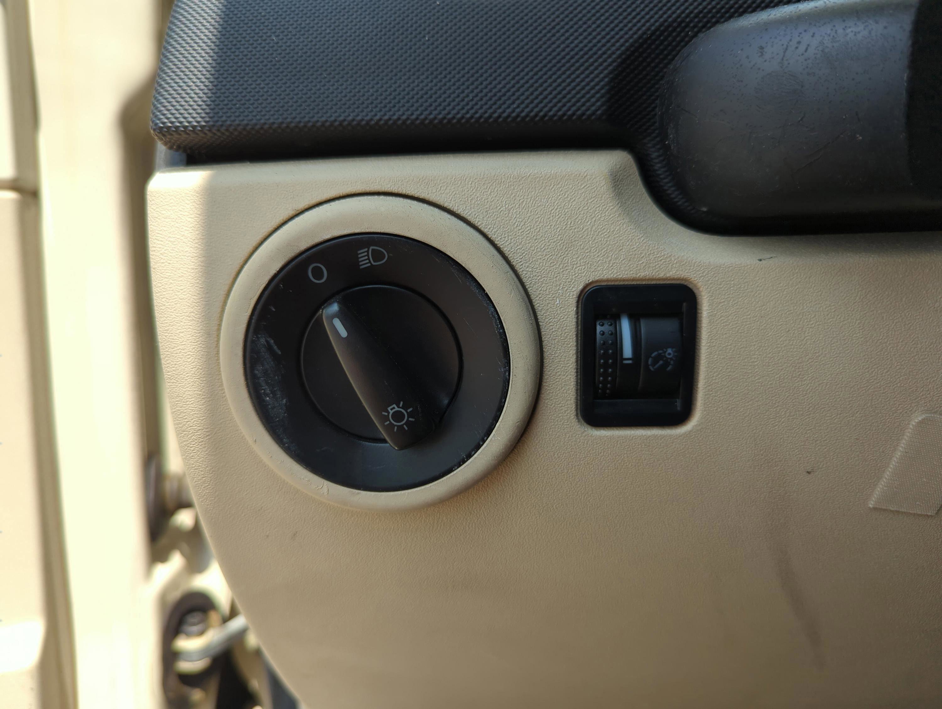 Used 2008 Volkswagen Beetle SE FWD image 23