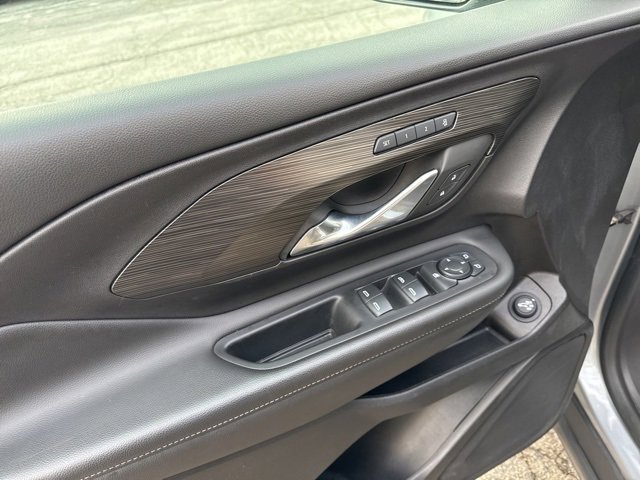 Used 2024 GMC Terrain SLT image 10