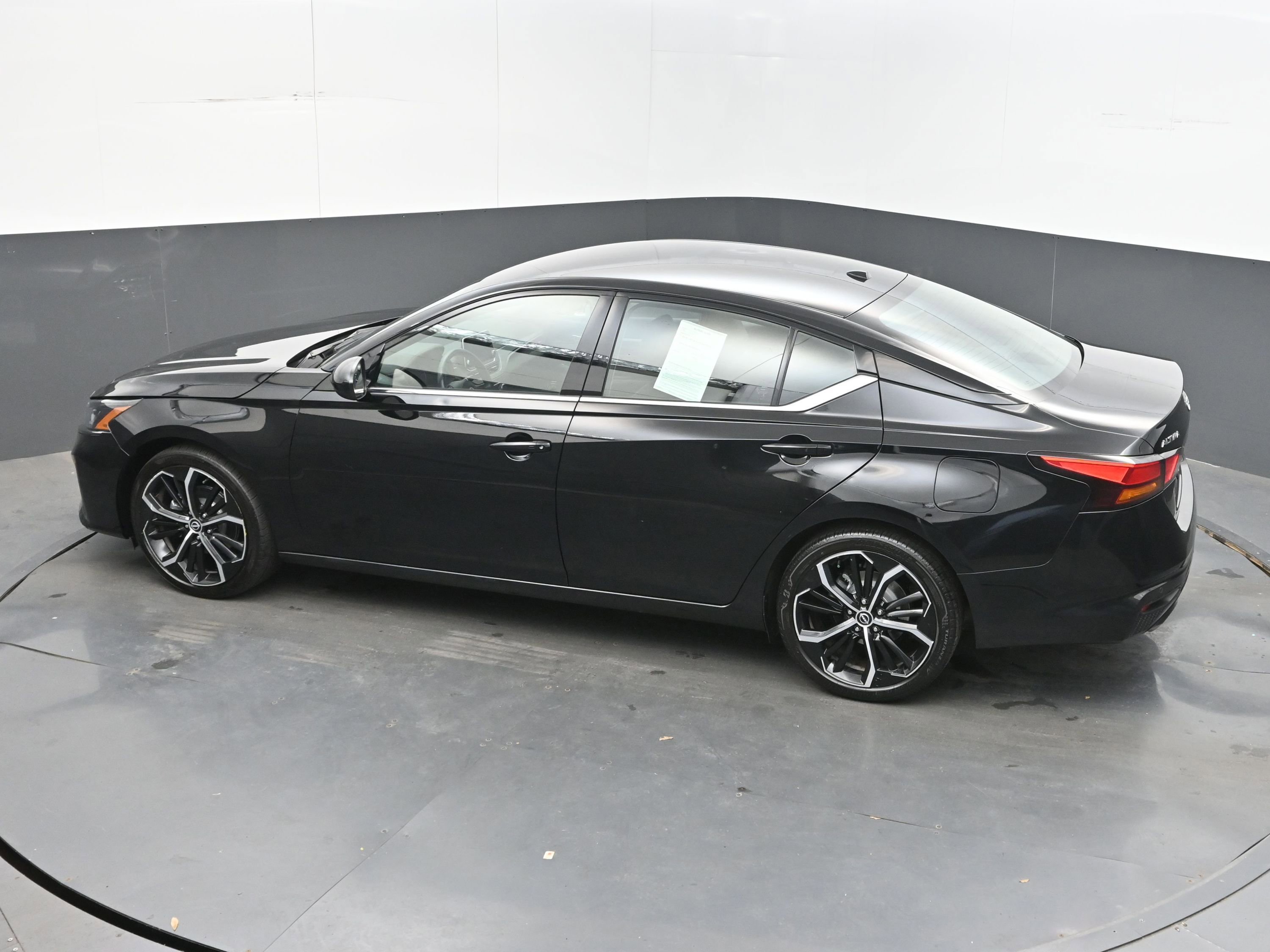 Used 2024 Nissan Altima 2.5 SR FWD image 33