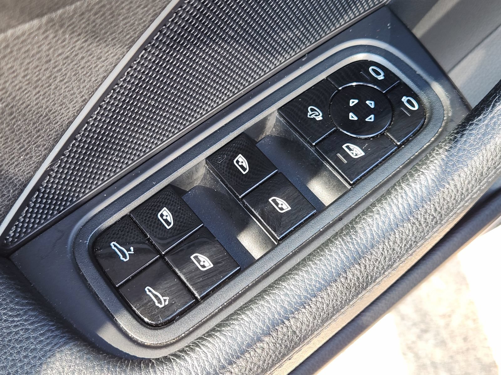 Used 2017 Porsche Panamera 4 AWD/4WD image 31