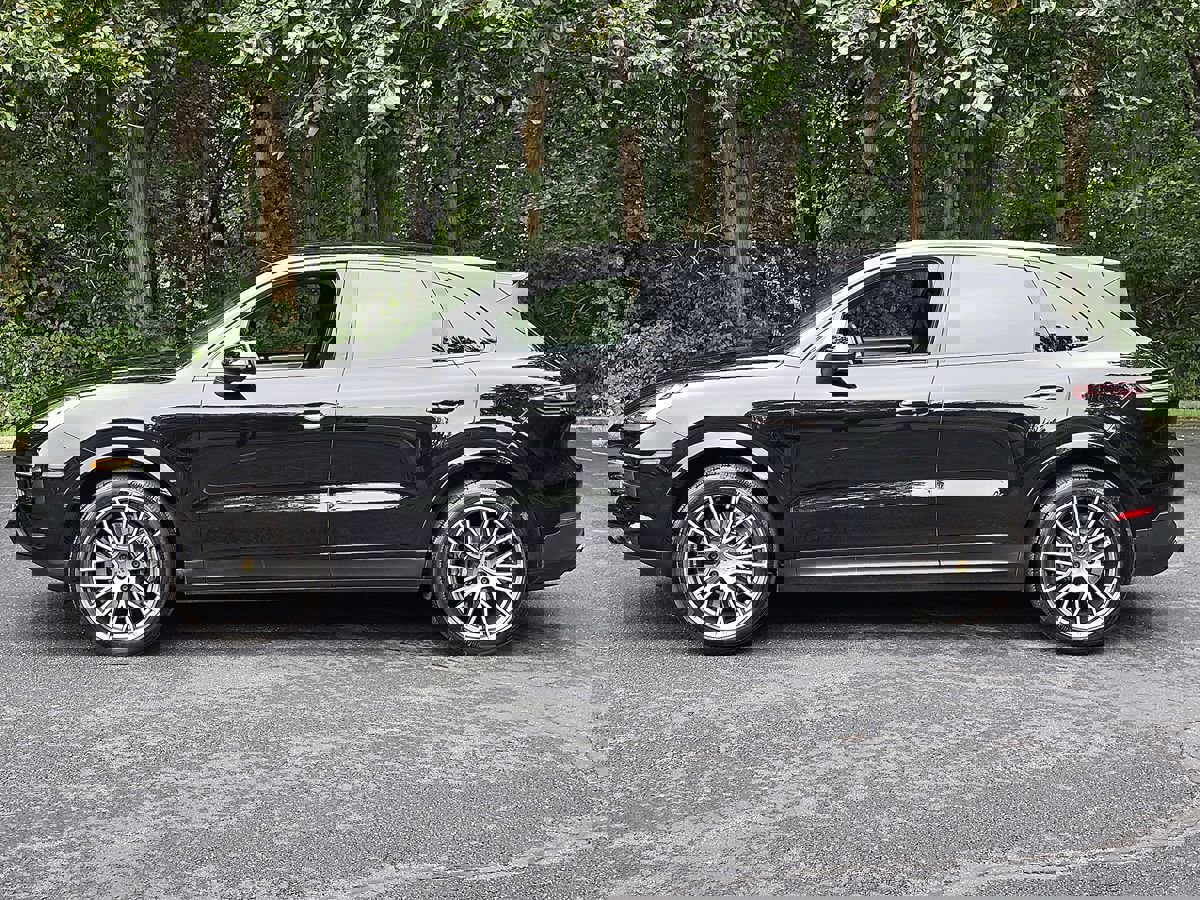 Used 2023 Porsche Cayenne Platinum Edition image 3