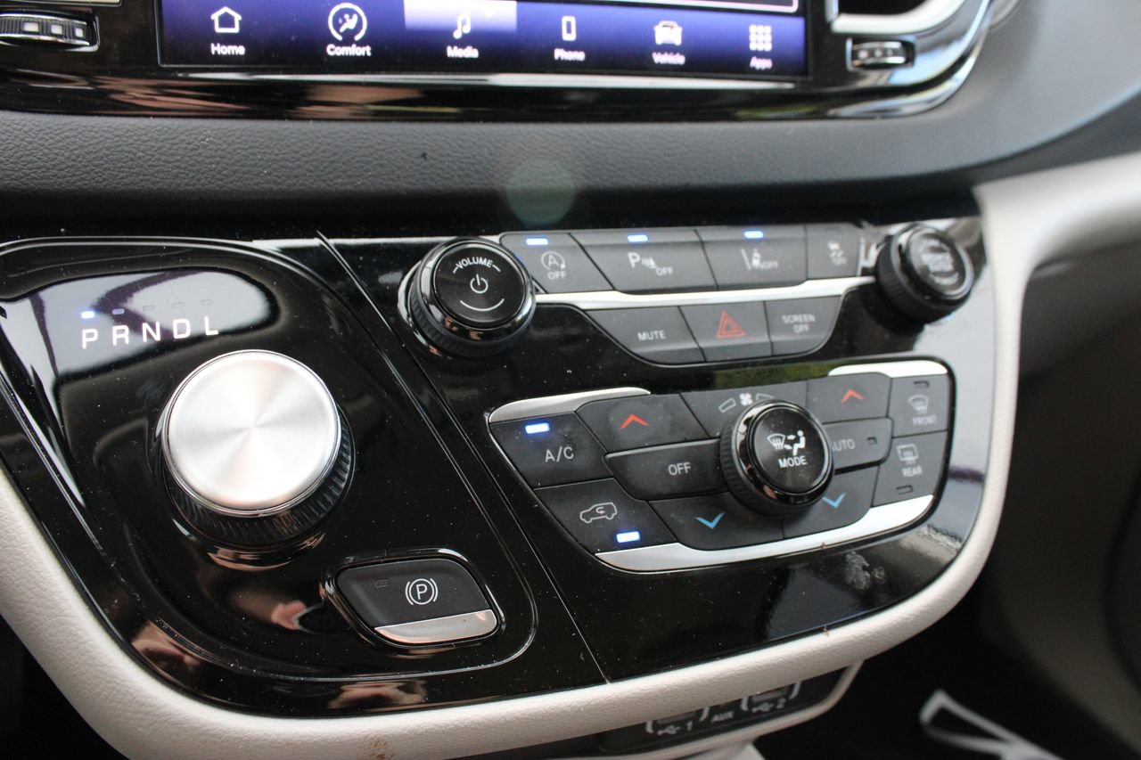 Used 2024 Chrysler Pacifica Touring-L FWD image 16