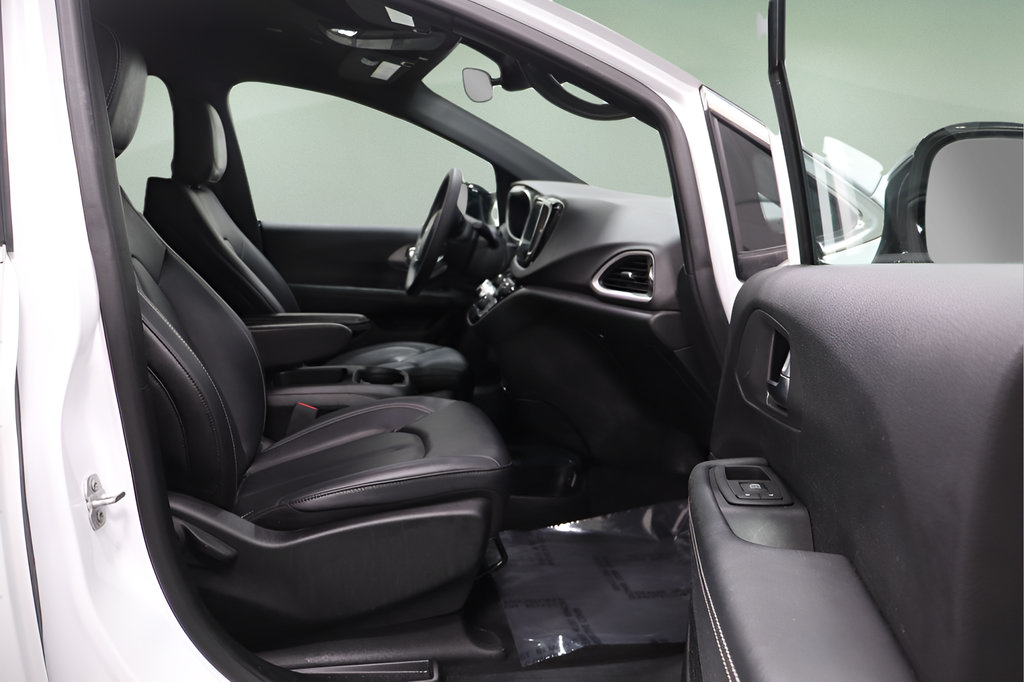 Used 2025 Chrysler Pacifica Select FWD image 16