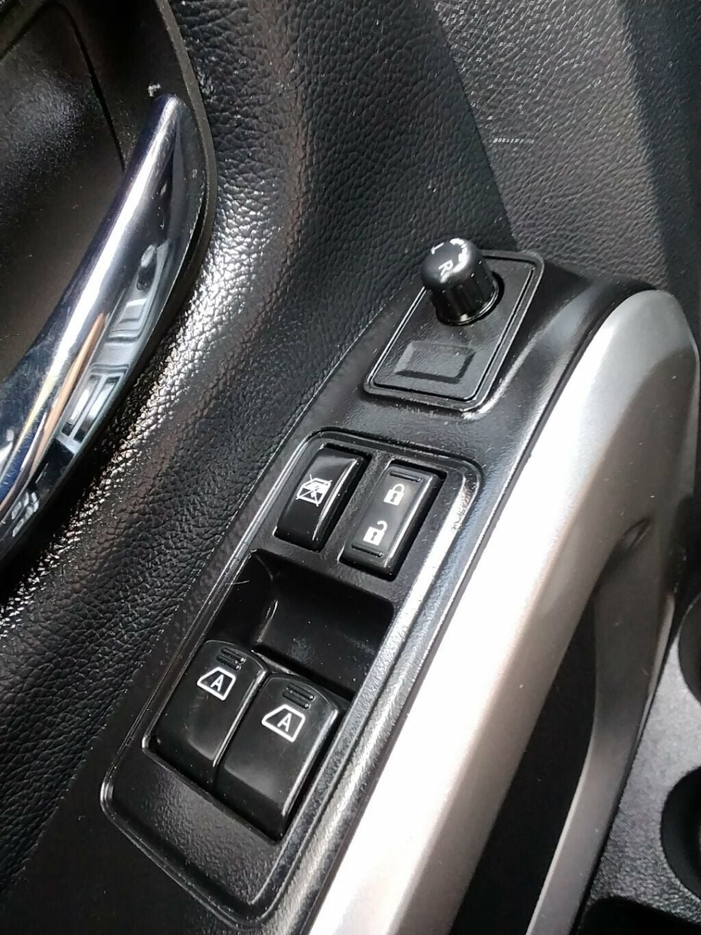 Used 2018 Nissan Titan SV RWD image 19