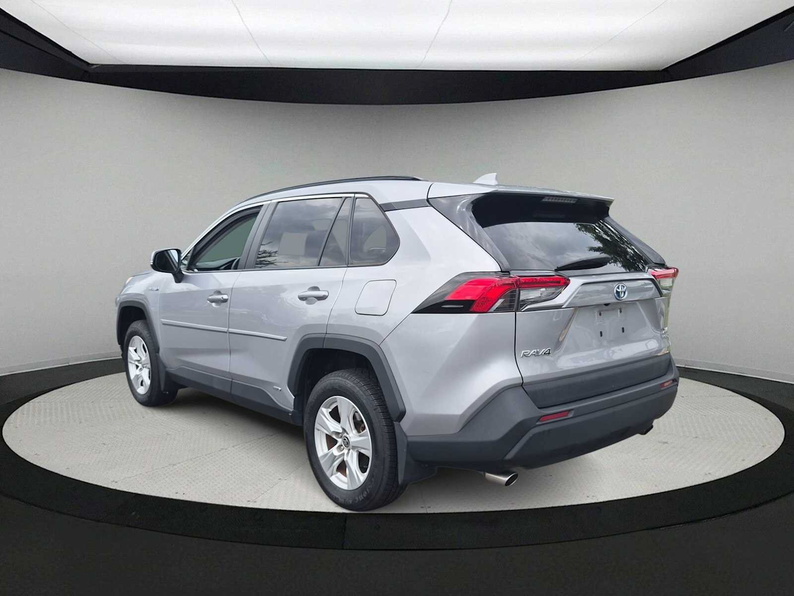 Used 2021 Toyota RAV4 XLE w/ Convenience Package AWD/4WD image 6