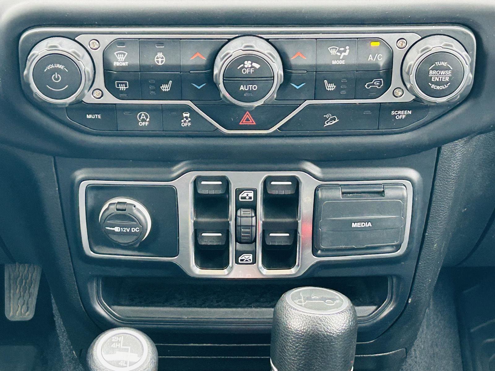 Used 2019 Jeep Wrangler Unlimited Sahara AWD/4WD image 18