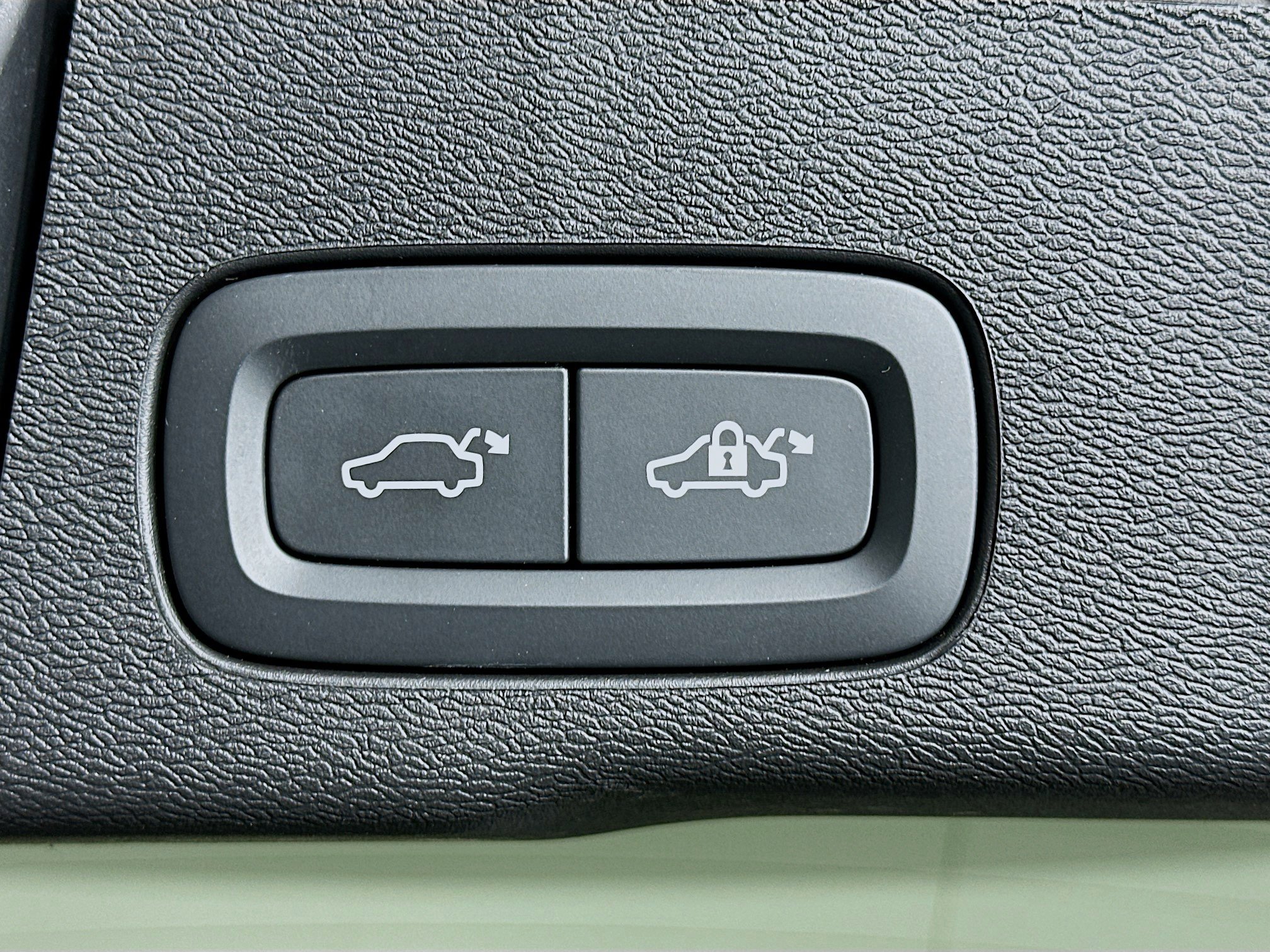 Used 2025 Volvo XC60 B5 Plus image 30