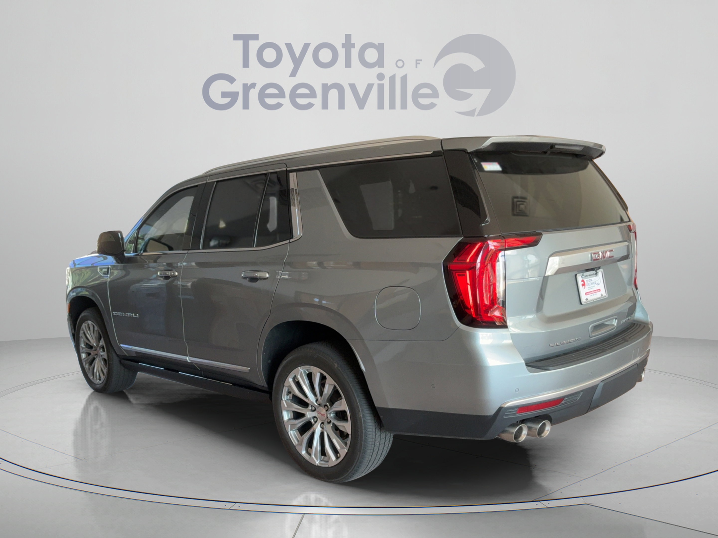 Used 2024 GMC Yukon Denali w/ Advanced Technology Package AWD/4WD image 4