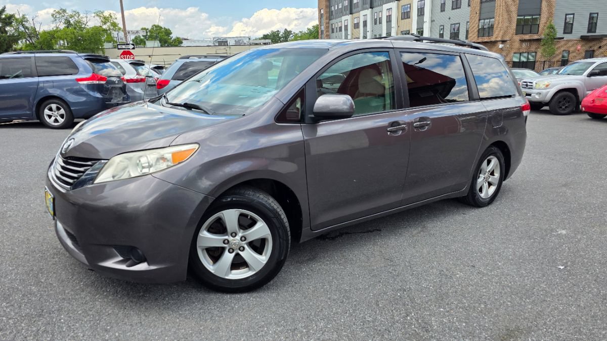 Used 2011 Toyota Sienna LE w/ Towing Pkg FWD image 3