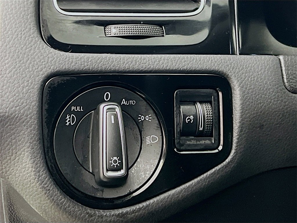 Used 2021 Volkswagen GTI SE image 9