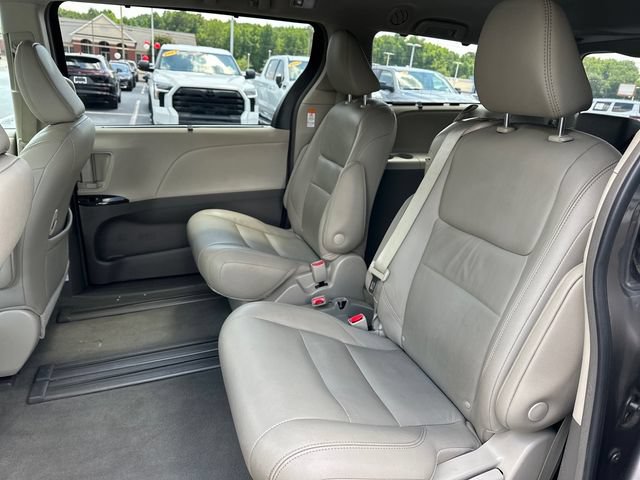 Used 2019 Toyota Sienna XLE w/ XLE Navigation Package FWD image 12
