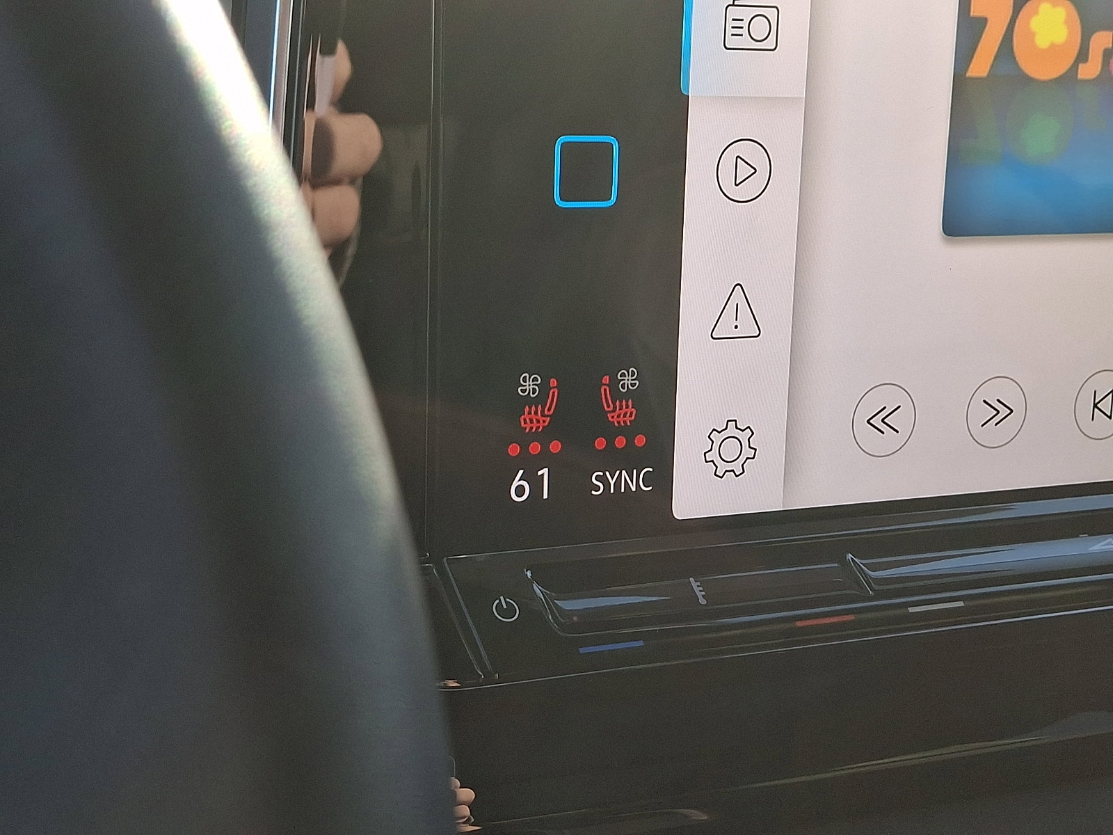 Certified 2025 Volkswagen Atlas Cross Sport SE w/ Panoramic Sunroof Package image 24