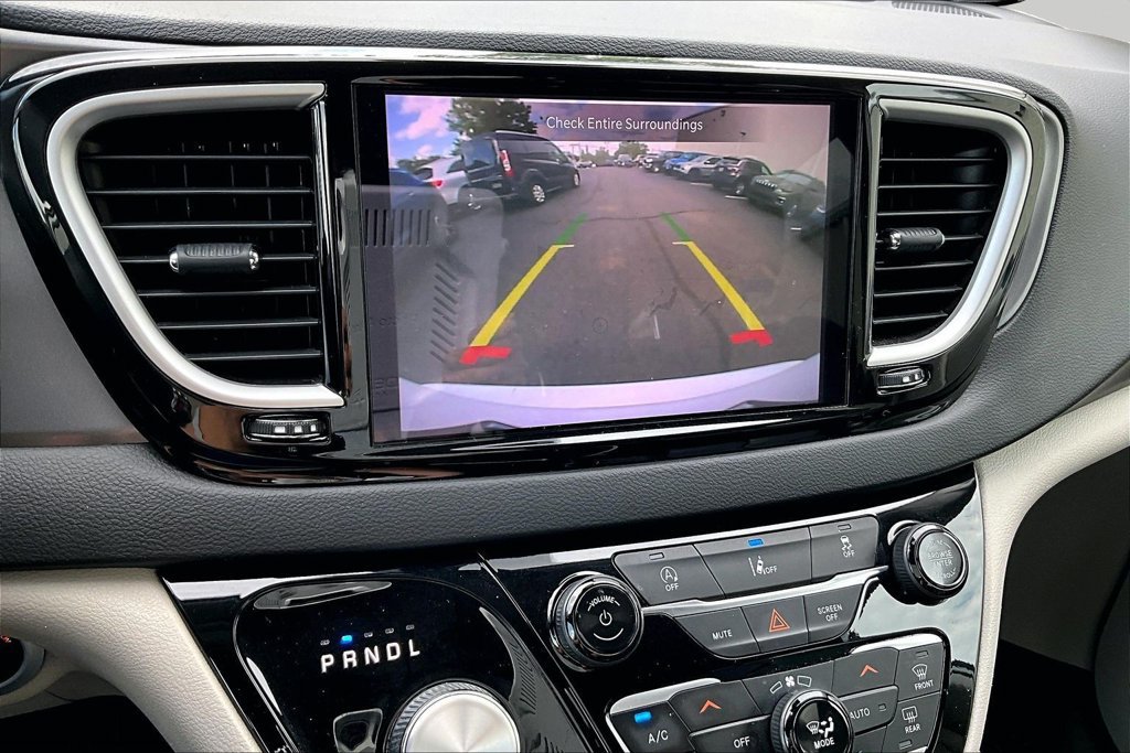 Used 2022 Chrysler Pacifica Touring-L FWD image 15