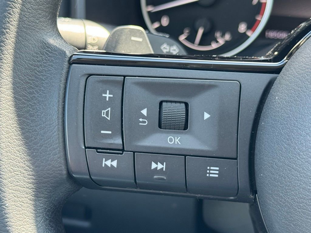 Used 2022 Nissan Rogue SV image 6