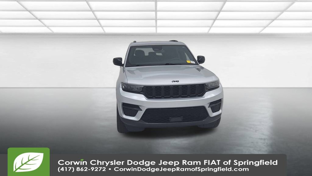 Used 2024 Jeep Grand Cherokee Altitude image 3