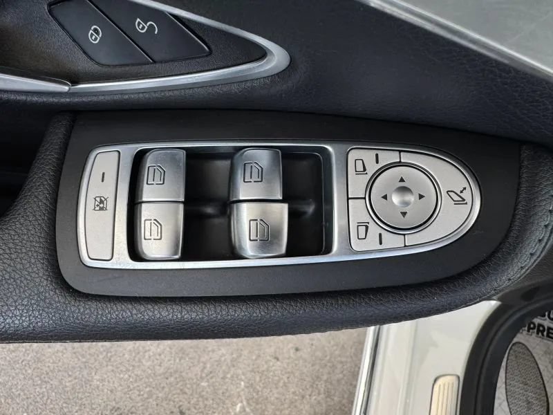 Used 2019 Mercedes-Benz C 300 Sedan image 18