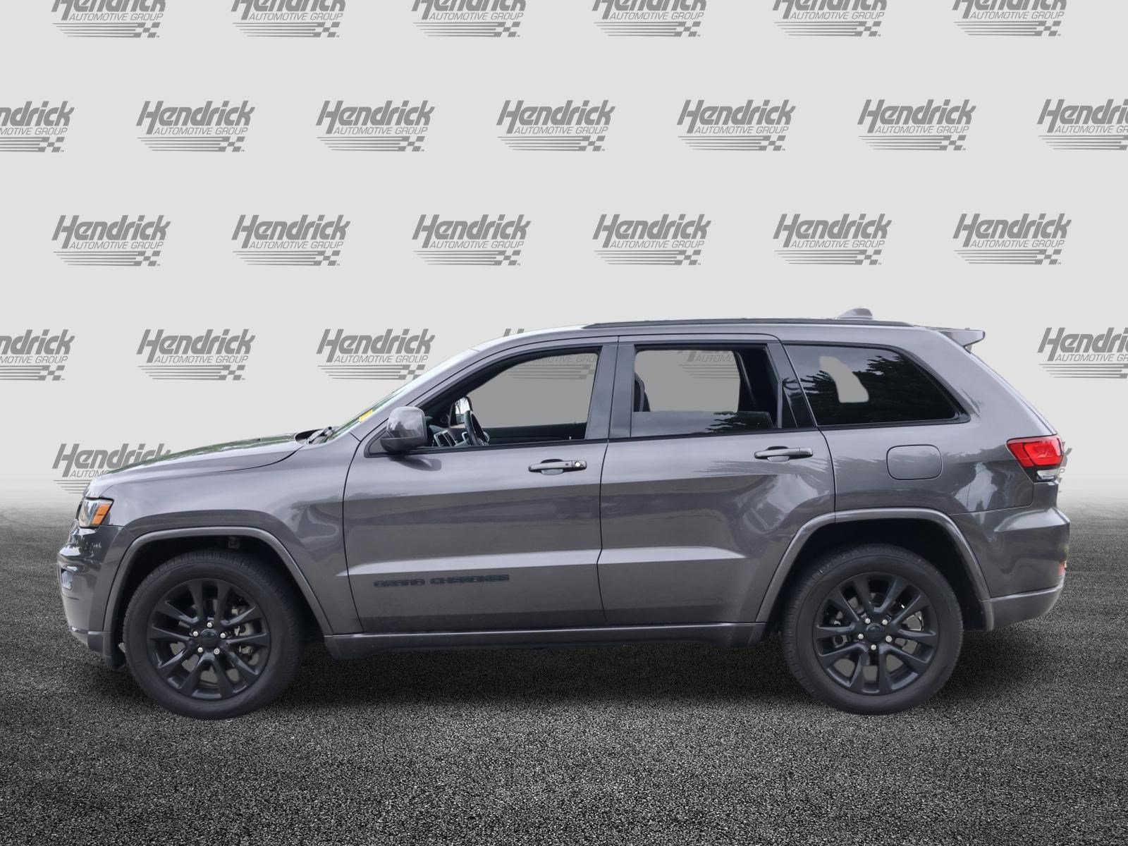 Used 2018 Jeep Grand Cherokee Altitude RWD image 6