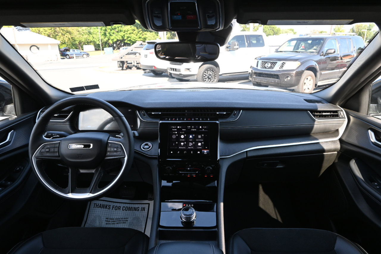 Used 2024 Jeep Grand Cherokee L Laredo image 24