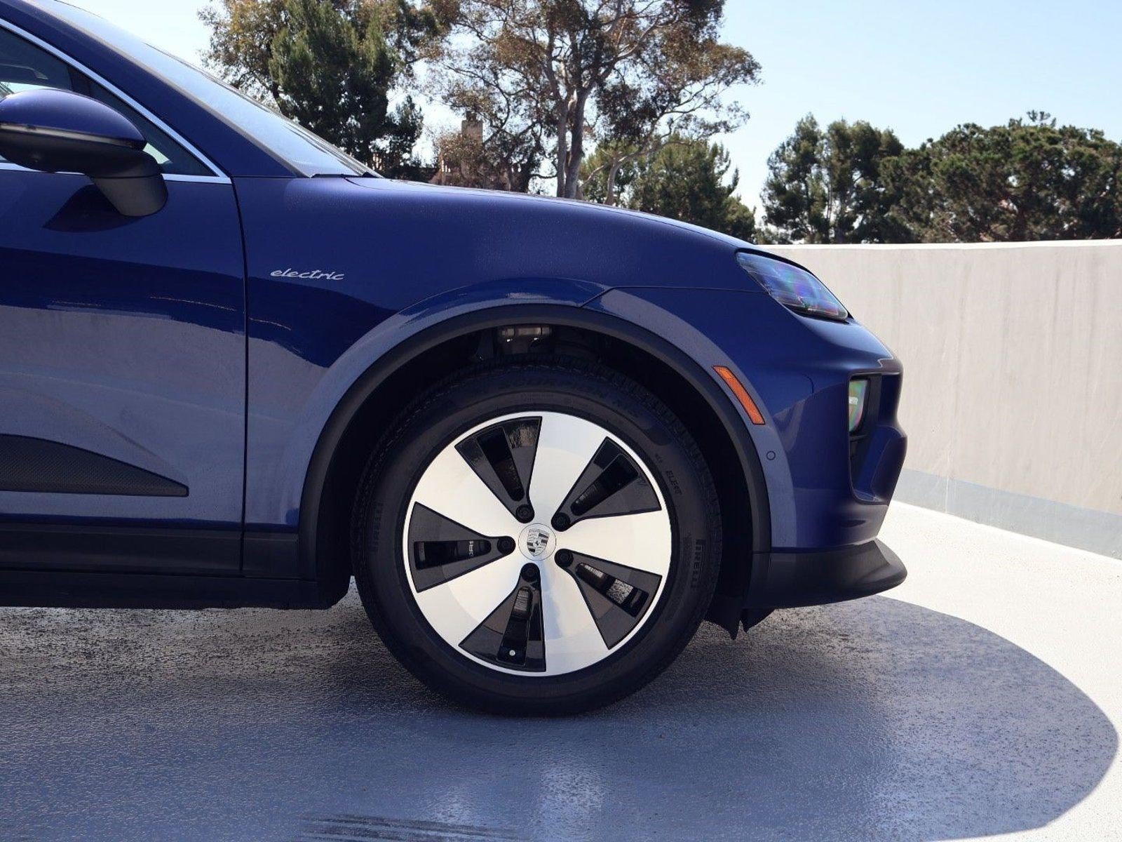 Certified 2025 Porsche Macan Electric RWD image 11