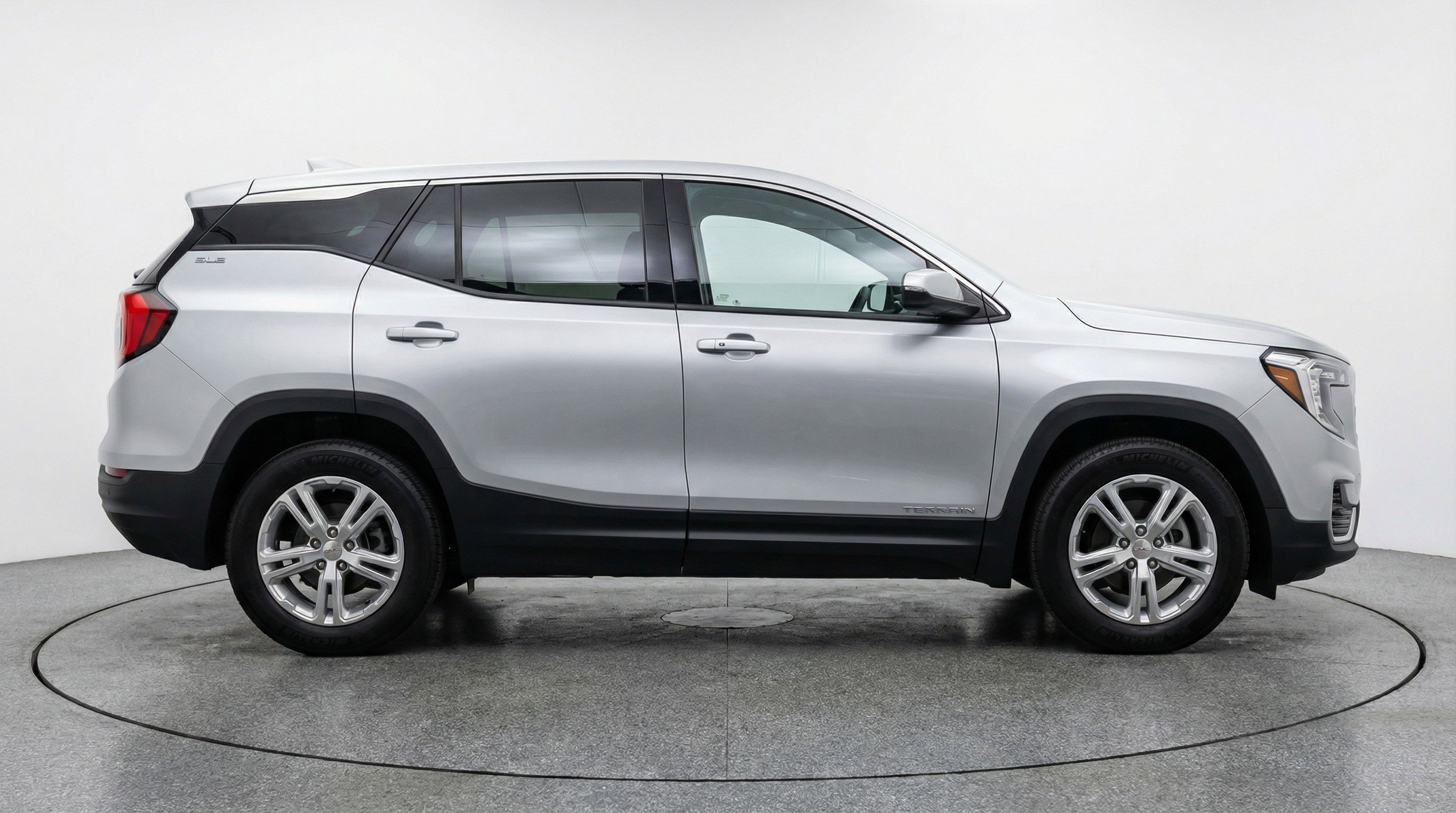 Used 2024 GMC Terrain SLE image 11