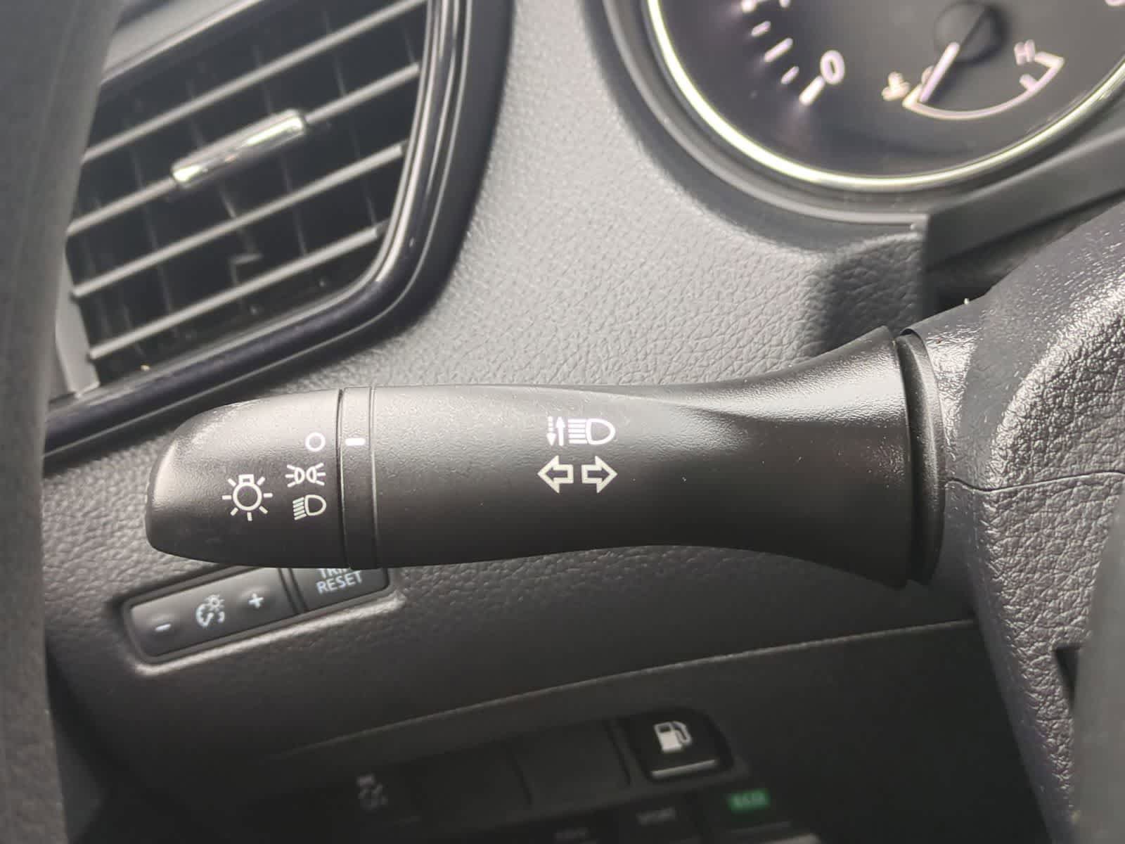 Used 2018 Nissan Rogue S AWD/4WD image 25