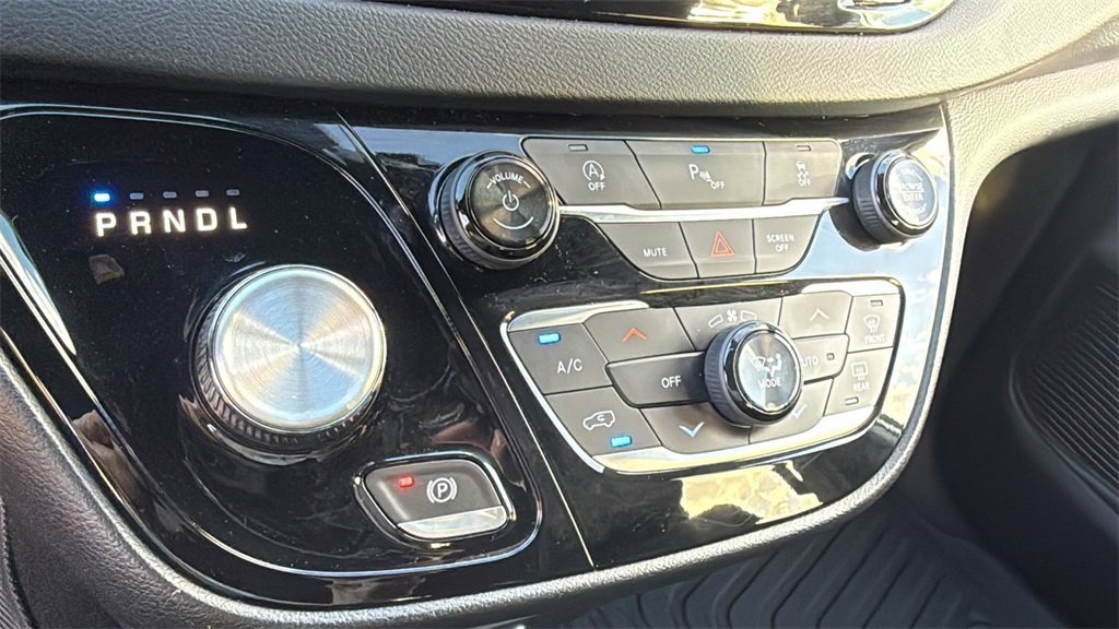 Used 2018 Chrysler Pacifica Touring-L Plus image 29