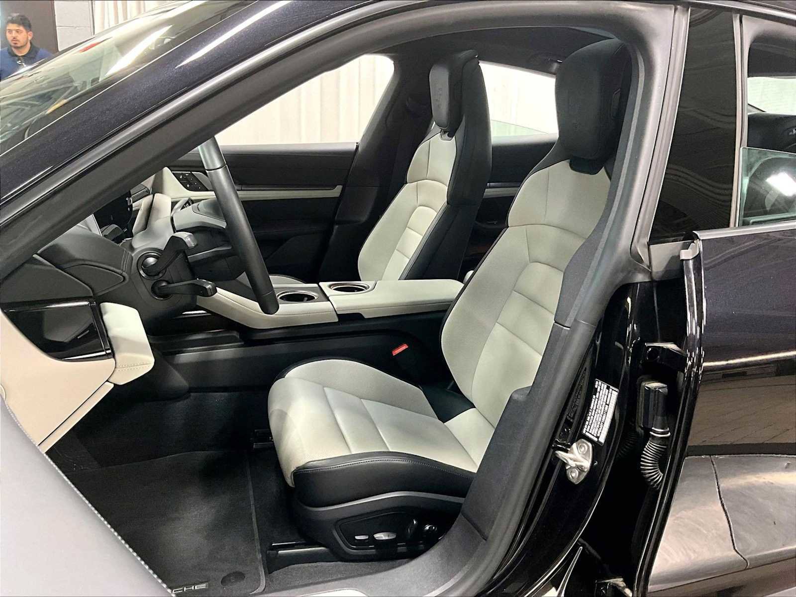 Used 2025 Porsche Taycan image 8