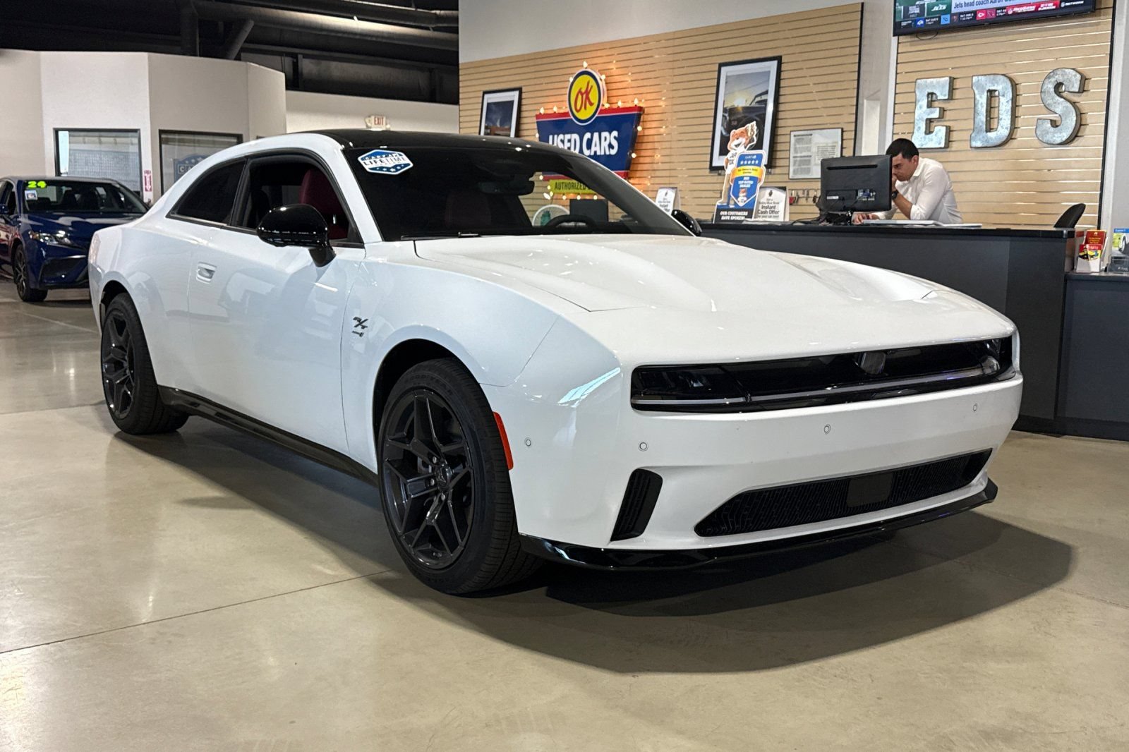 Used 2024 Dodge Charger Daytona R/T w/ Plus Group AWD/4WD image 2