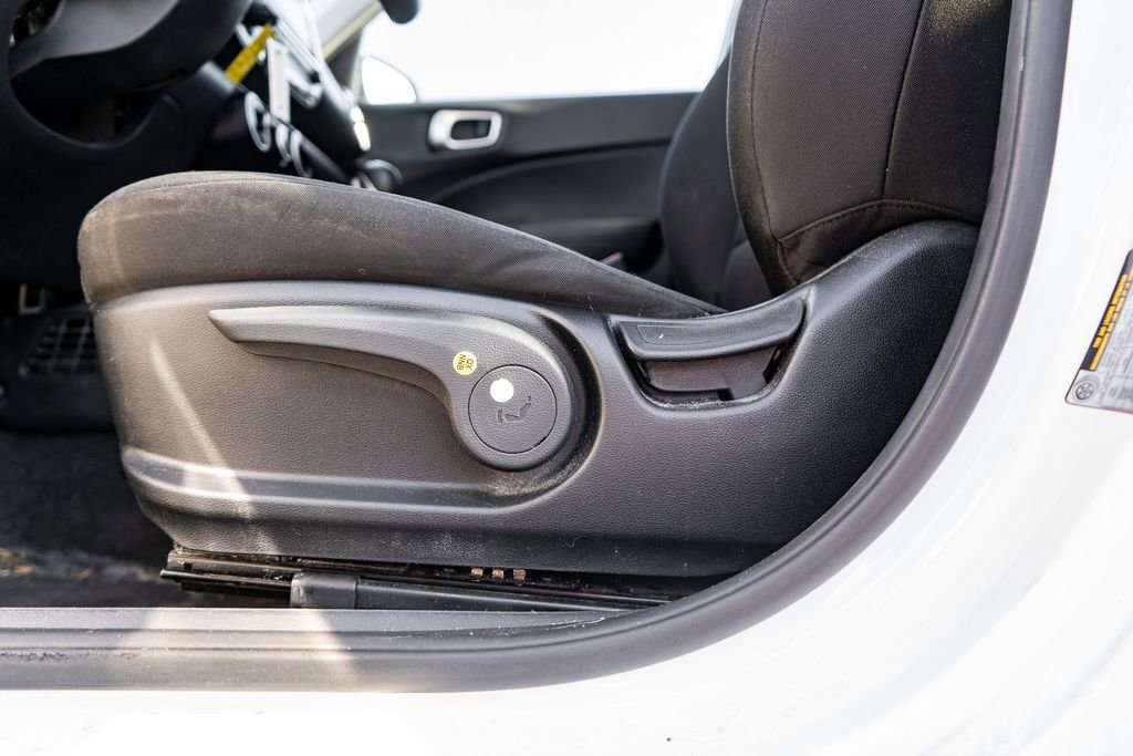 Used 2023 Hyundai Venue SE FWD image 19