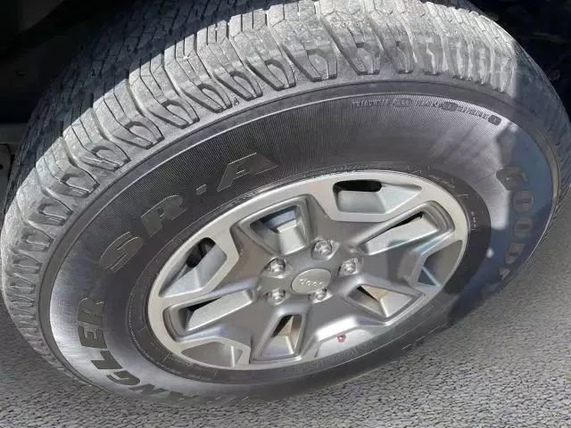 Used 2018 Jeep Wrangler Unlimited Rubicon w/ Cold Weather Group image 13