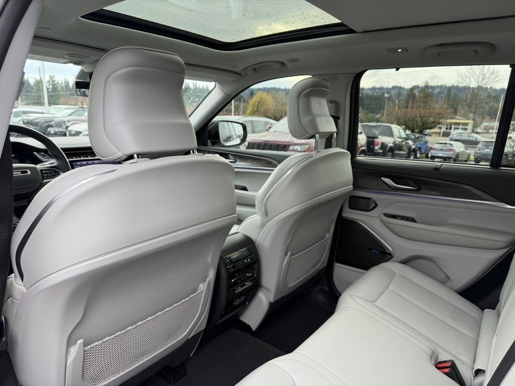 Used 2023 Jeep Grand Cherokee Overland w/ Adv Protech Group III image 31