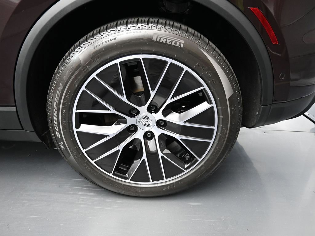 Certified 2025 Porsche Macan 4 Electric image 10