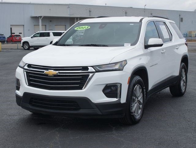 Used 2023 Chevrolet Traverse LT image 2