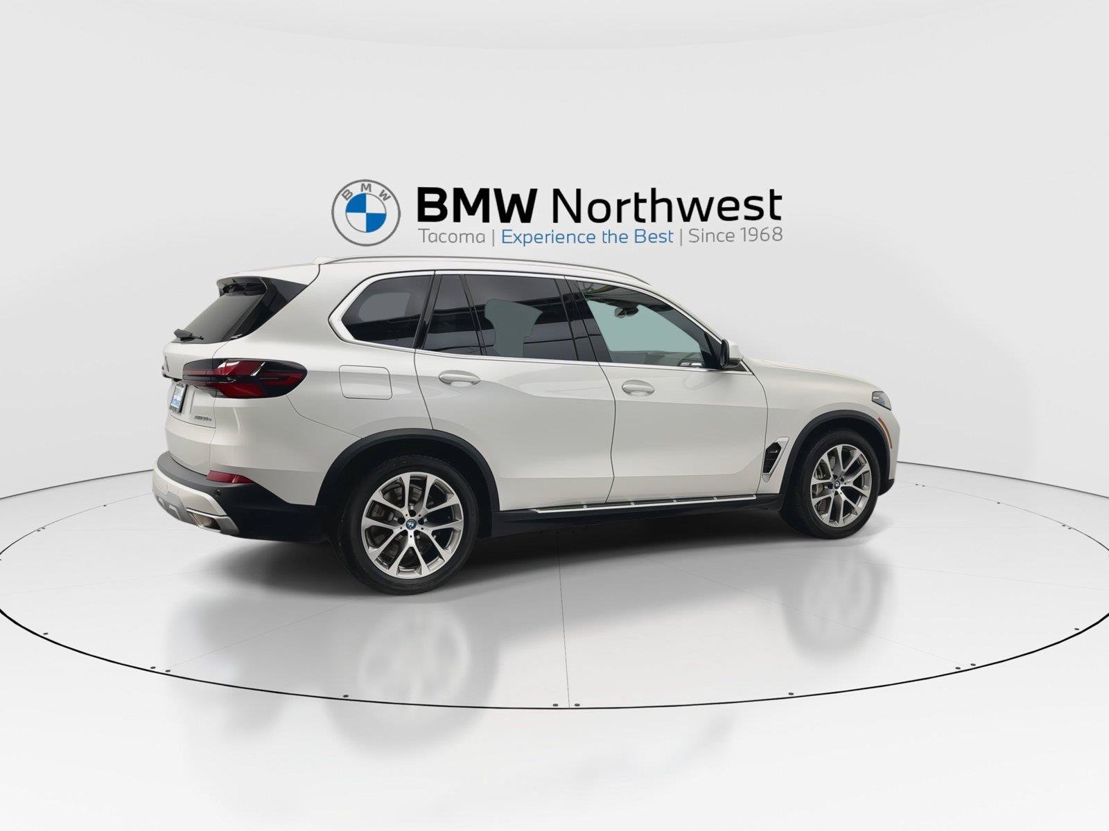 Used 2024 BMW X5 xDrive50e w/ Premium Package AWD/4WD image 4