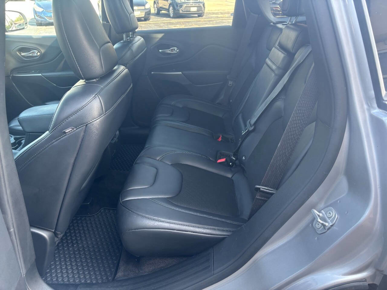 Used 2019 Jeep Cherokee Latitude Plus w/ Comfort/Convenience Group image 11