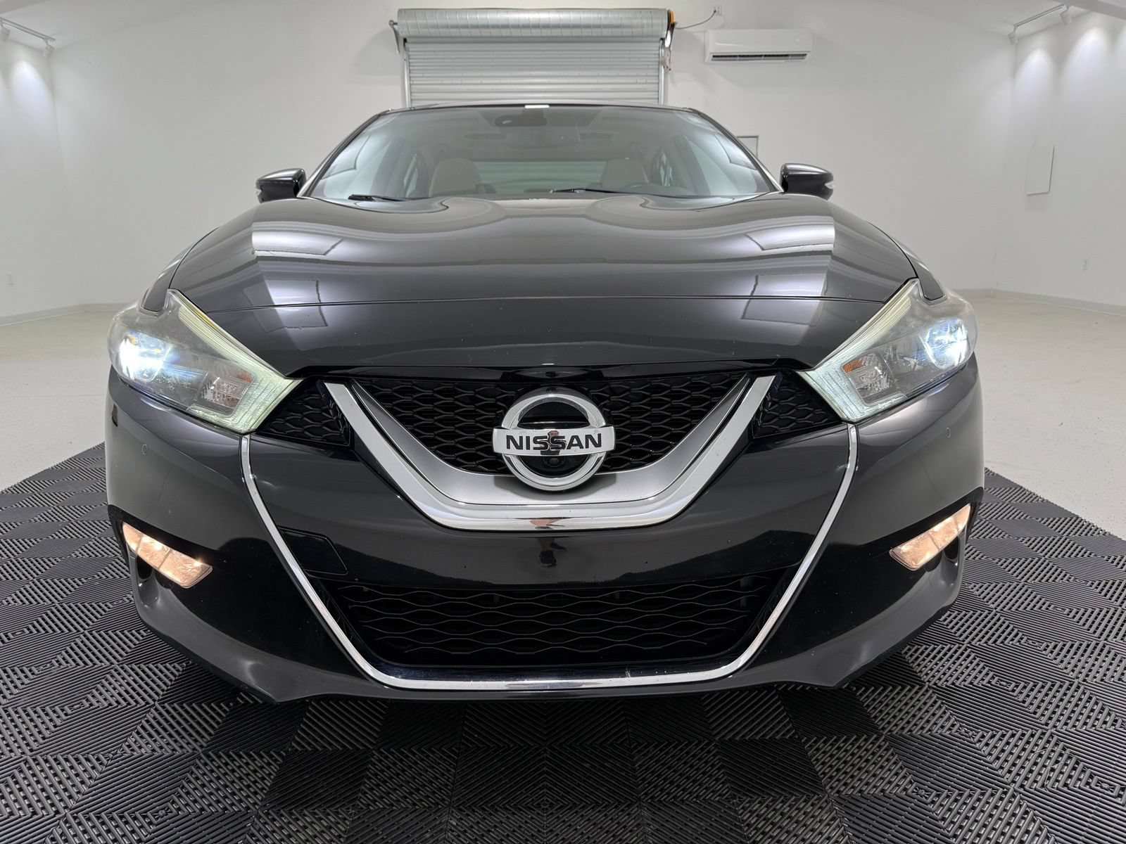 Used 2017 Nissan Maxima Platinum w/ Interior Lighting Package FWD image 2
