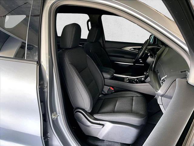 Used 2025 Chevrolet Traverse LT FWD image 9