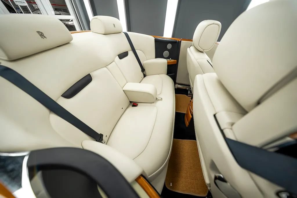 Used 2010 Rolls-Royce Phantom Drophead Coupe RWD image 32