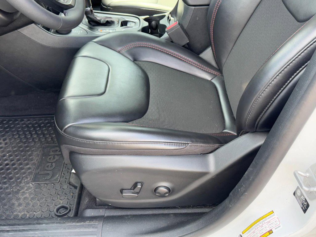 Used 2022 Jeep Cherokee Trailhawk AWD/4WD image 25