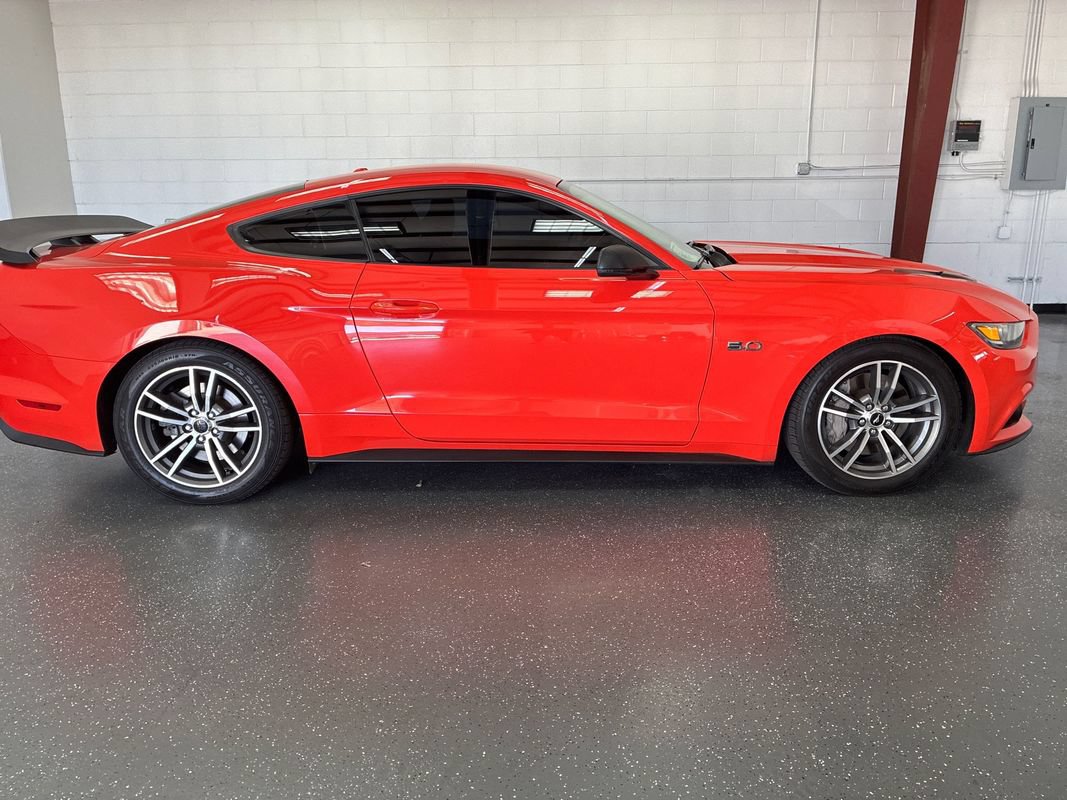 Used 2015 Ford Mustang GT RWD image 3