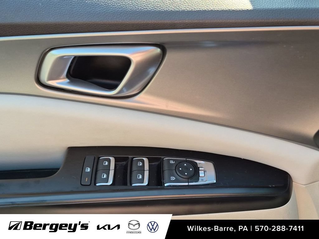 Used 2022 Kia Carnival LX FWD image 14
