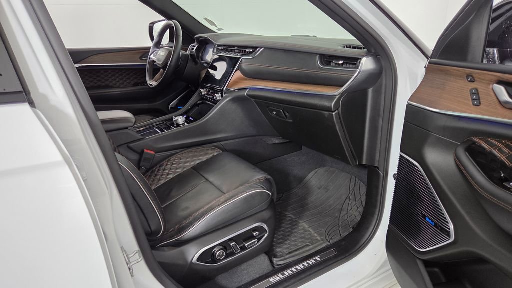 Used 2022 Jeep Grand Cherokee Summit w/ Luxury Tech Group V image 37