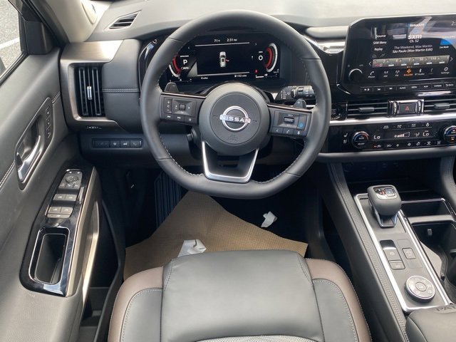 New 2025 Nissan Pathfinder Platinum w/ Black Appearance Package image 39