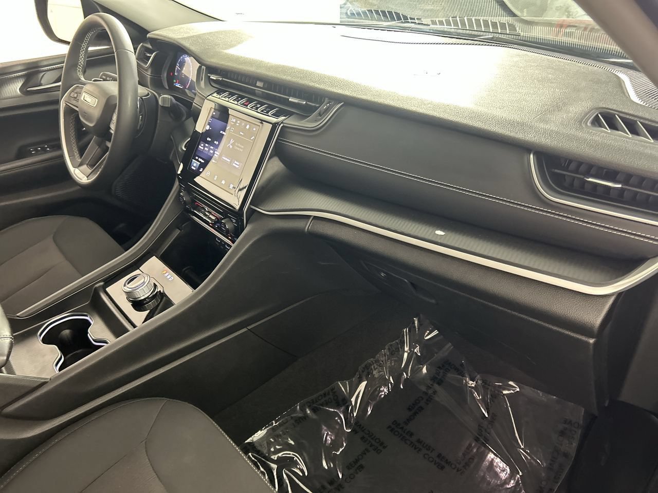 Used 2023 Jeep Grand Cherokee Laredo X RWD image 27