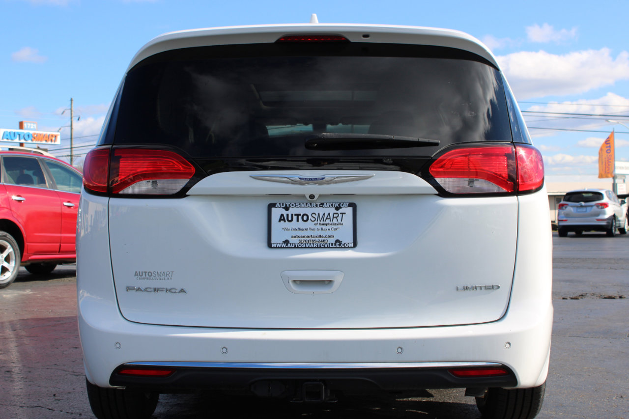 Used 2018 Chrysler Pacifica Limited image 5