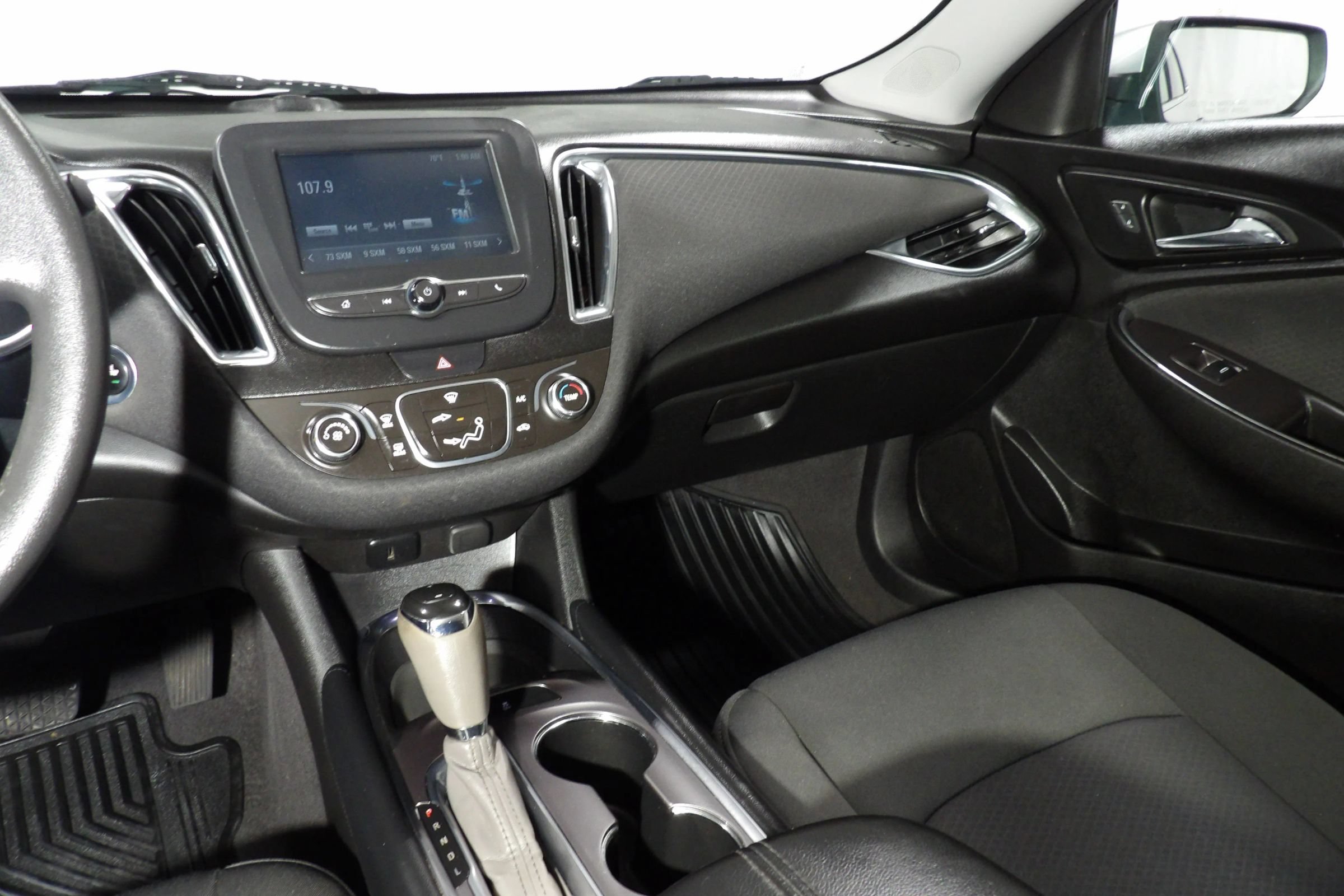 Used 2018 Chevrolet Malibu LT FWD image 12