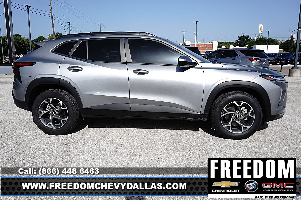 Used 2025 Chevrolet Trax LT w/ Driver Confidence Package FWD image 35