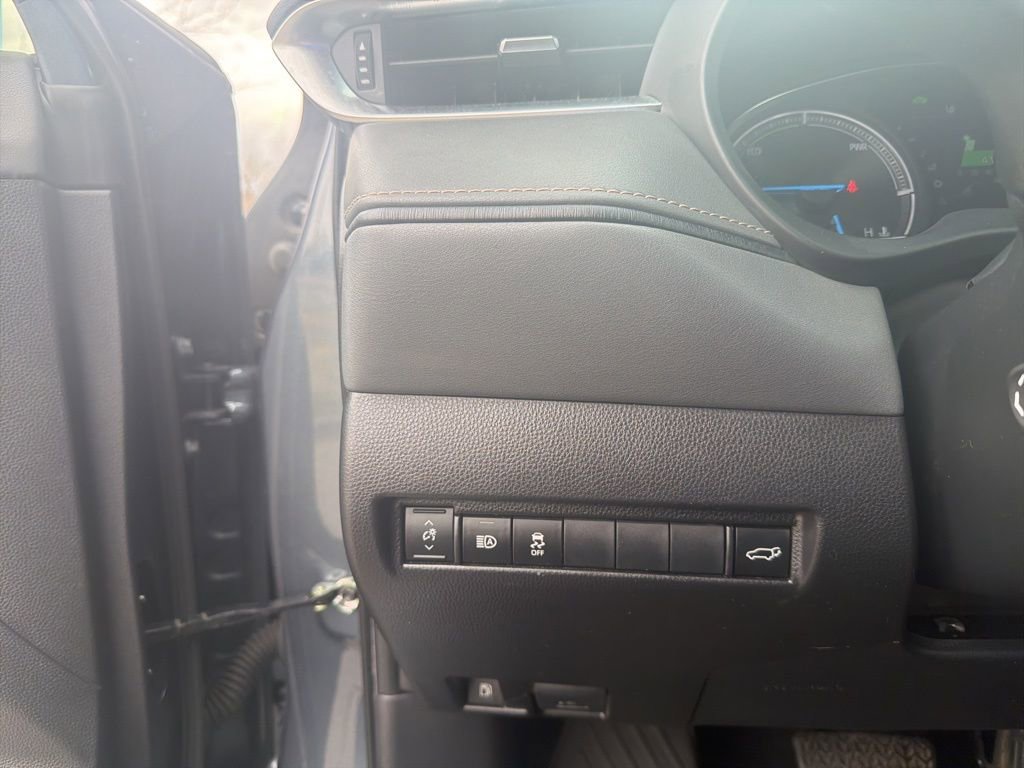 Used 2024 Toyota Venza LE AWD/4WD image 21